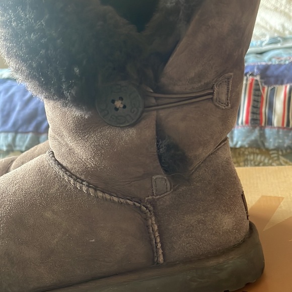 Womens Ugg Bailey Button chocolate size 9 EUC - Picture 4 of 6
